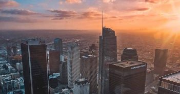 Experience Stunning Los Angeles Sunsets 1,000 Feet Above DTLA Experience breathtaking views of Los Angeles 70 floors above DTLA at OUE Skyspace LA.