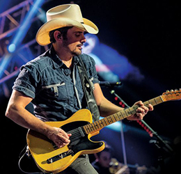 Brad-Paisley-at-FivePoint-Ampitheatre