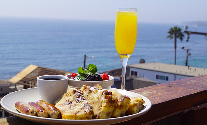 Brunch-at-The-Rooftop-Lounge-photo-courtesy-Ajenda-PR