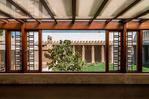 hollyhock-house-courtyard