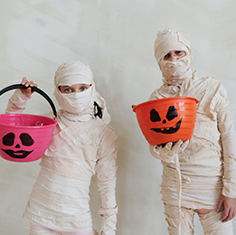 Two kids dressed a mummies for Halloween photo by Daisy Anderson via Pexels