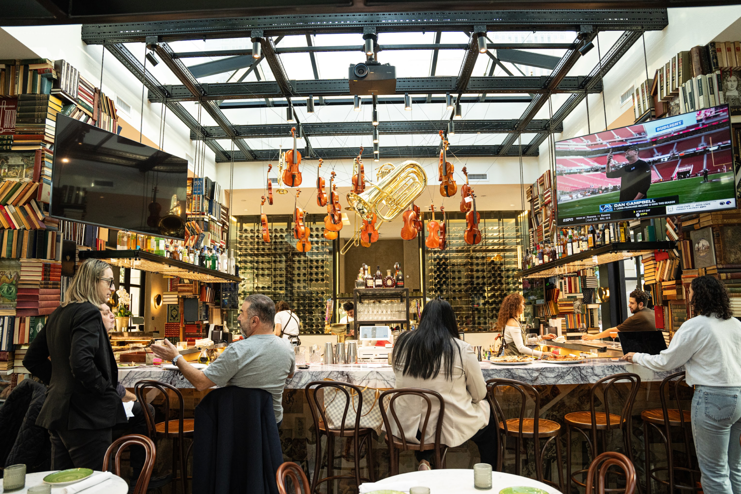 Settecento people at tables talking